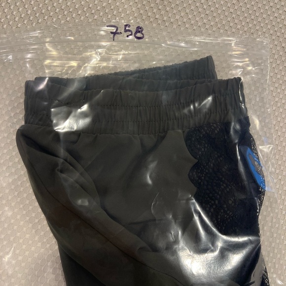 ✨FABLETICS XS black laced trim Army Green athletic shorts back pocket velcro - Picture 13 of 13